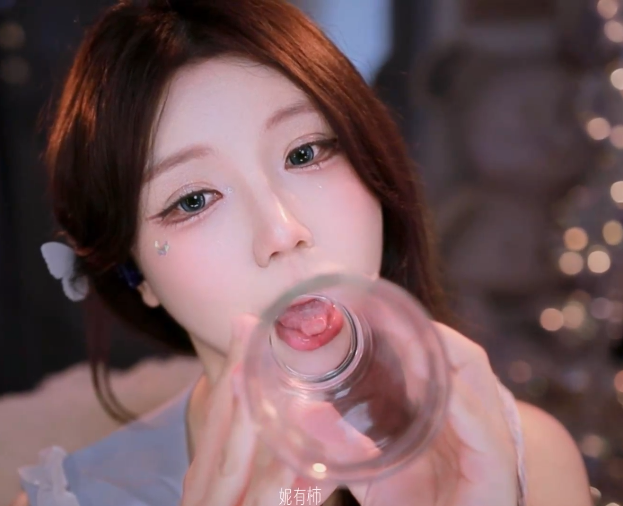 妮有柿 舔玻璃杯 1V227M百度盘