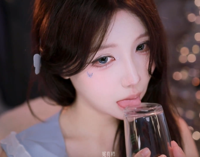 妮有柿 舔玻璃杯 1V227M百度盘