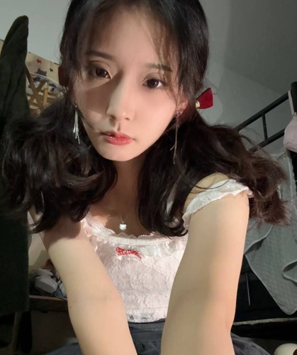 素人精选：神颜少女 绝对颜值天花板女大学生 自慰泄密视频