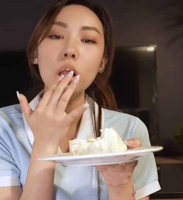 人气骚御姐-米菲兔-新  淫荡女蛋糕师送客户最色情的生日礼物（1V,748M）