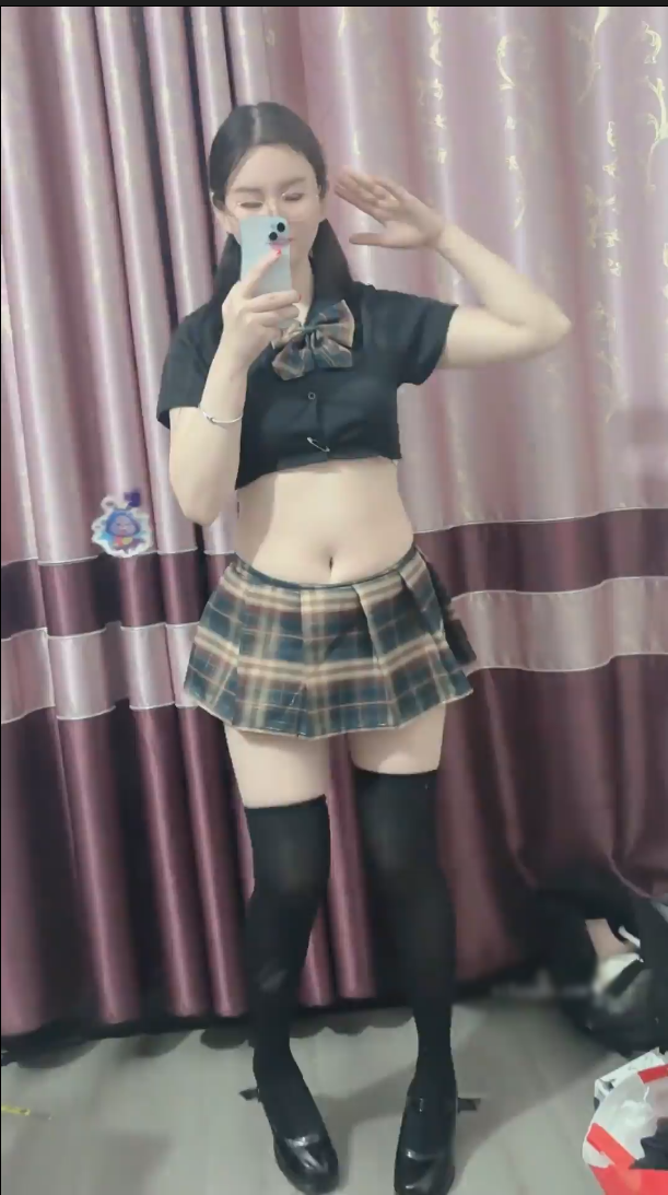 【新】抖音福利甜兔一 - CK裙嫩妹白丝彩丝亮油丝裸舞自慰【13V】【462MB百度云】