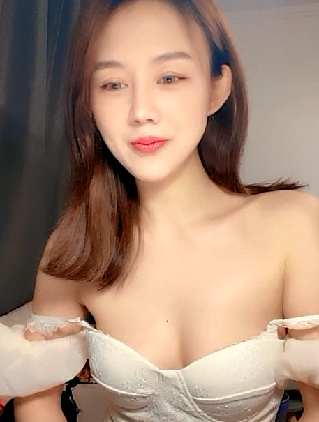 高颜值侧脸女神含情脉脉便宜精壮小伙了，享受后入抽插表情刺激