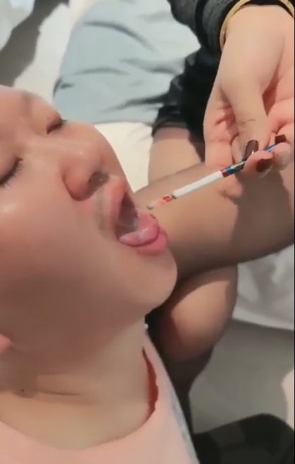 足控调教-七颜S-双女主_舔脏高跟鞋插嘴吃烟灰口水圣水淋浴口水深喉1v300mb40min